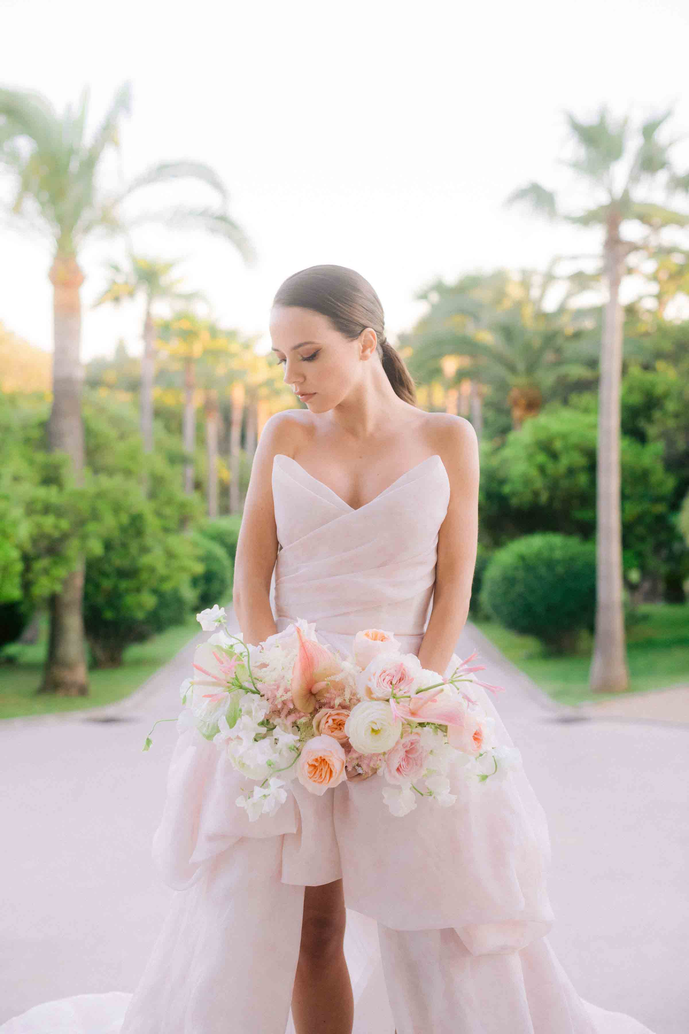 une mariée pose avec son bouquet